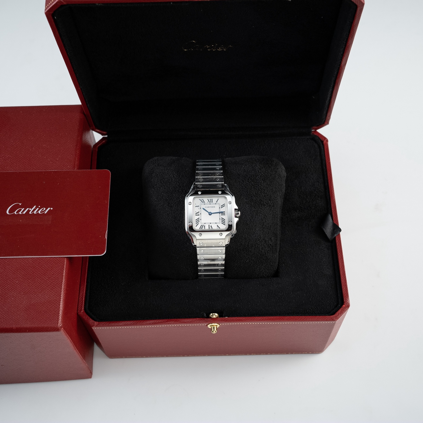 NO:726869,Cartier’s new Santos W2SA0033 directly touches my aesthetic!  Who knows?  Cartier Santos' new W2SA0033, the white moonlight between girls' wrists. The 27×34mm gold size is specially designed for girls. It shows off the thinness of the wrist and is not picky at all. The classic square case + exposed rivets are the iconic design of Santos for a century. The combination of two-tone gold (stainless steel + 18K gold) is really amazing!  It has the nobility of precious metals and the casualness of fine steel. It is not flashy for daily wear and can hold up for formal occasions. The silver-white dial is equipped with Roman numerals, blue steel hands + cabochon spinel on the crown, and the Cartier DNA is full of details!  The key point is the Swiss quartz movement, which has accurate travel time and does not require troublesome maintenance. It can be worn casually for commuting, dating, and traveling to create a sense of atmosphere. Needless to say, the legend of Santos, this new model welds classic and modern elegance together. It does not blindly follow the trend, but can be worn as a wrist token for a lifetime. This is the Cartier that girls should have!  ,,cartier,gold19860909卡地亚新款山度士W2SA0033,直接戳中我的审美巴！ 谁懂啊！卡地亚山度士新款W2SA0033,女生腕间的白月光 专为女生设计的27×34mm黄金尺寸,上手巨显手腕细,完全不挑人～ 经典的方形表壳+外露铆钉,是山度士百年的标志性设计,双色金（精钢+18K金）的搭配真的太绝了！既有贵金属的贵气,又有精钢的随性,日常戴不浮夸,正式场合也撑得起场面. 银白色表盘配罗马数字时标,蓝钢指针+表冠的凸圆尖晶石,细节拉满的卡地亚DNA！重点是瑞士石英机芯,走时精准还不用费心保养,通勤、约会、旅行随手一戴就是氛围感. 山度士的传奇不用多说,这枚新款更是把经典和现代优雅焊在了一起.不盲从潮流,却能戴一辈子的腕间信物,这才是女生该有的一块卡地亚啊！,,cartier,gold,Watch