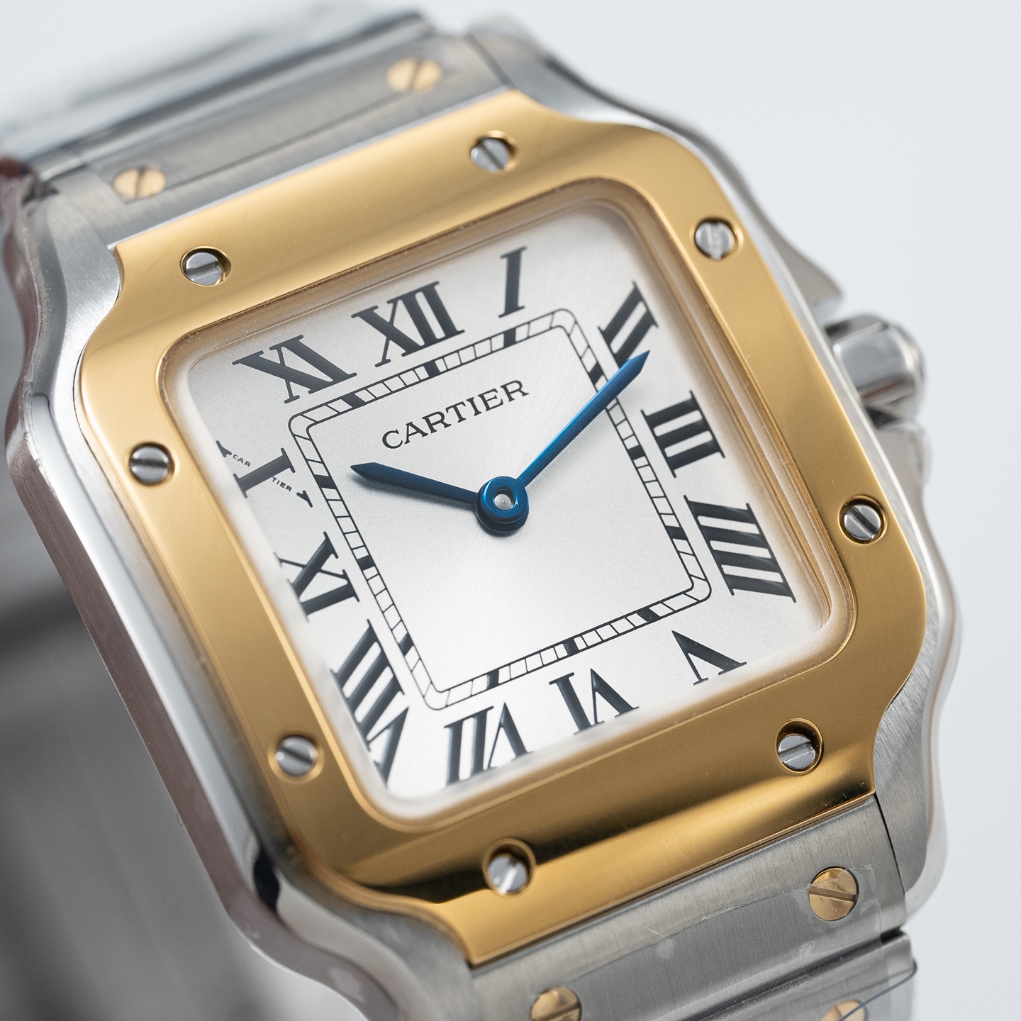 NO:726831,The iconic square case is no ordinary square!  It is the classic 'pillow-shaped square shell' of Santos, with neat lines and a bit of roundness. The size of 27×34mm is specially polished for girls. The arc that fits the wrist bones is carefully calculated, and it does not feel uncomfortable at all!  The four exposed rivets on the bezel are the classic genes of Santos and the embodiment of craftsmanship - the rivets are polished and fit perfectly with the bezel. They feel round and smooth, and the metallic luster under the light and shadow is amazing!  The crown is inlaid with a cabochon of synthetic spinel, and the blue echoes the gold; the integrated design of the lugs perfectly connects the case and the bracelet without any abruptness. This is the craftsmanship of high-end watchmaking!  ,,gold19860909标志性方形表壳不是普通的方！是山度士经典的“枕形方壳”,线条利落又带点圆润,27×34mm的尺寸专为女生打磨,贴合腕骨的弧度都是精心计算过的,上手完全不硌手！ 表圈上的四颗外露铆钉,是山度士的经典基因,也是工艺的体现——铆钉采用抛光,与表圈严丝合缝,摸上去圆润光滑,光影下的金属光泽绝了！ 表冠镶嵌凸圆形合成尖晶石,蓝色与黄金呼应；表耳的一体化设计,把表壳与表链完美衔接,没有一丝突兀,这就是高级制表的工艺感！,,gold,Watch