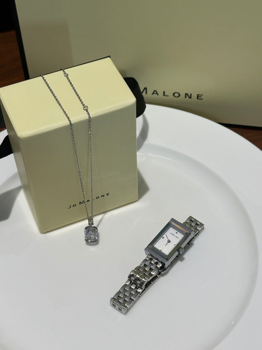 NO:809734,The case is made of 316 stainless steel, the surface glass is industrial-grade sapphire glass, and there are 4 diamonds inlaid inside. All of them are real diamonds. They are not random crystal diamonds. They are real diamonds. This alone is really worth it~ The movement is a quartz movement imported from Japan. To be honest, after selling so many of their watches, there is basically no after-sales service. There is a one-thousandth chance, so you can rest assured about the quality. I say that what it is is what it is made of, and it is definitely not false!  The stainless steel chain logo is clearly visible on the back of the case, and the hardware is clearly visible. It is waterproof for daily use and can be washed or washed. It is 3atm waterproof, so you can buy it with confidence. The good-looking, high-quality, and affordable price are all included!  !  The necklace is made of alloy material plated with 18k white gold. It is set with 8 diamonds in a circle and is also a genuine diamond. Its sparkle and clarity are unmatched by ordinary crystal diamonds. It can withstand the scrutiny of time. The degree of sparkle visible to the naked eye can be seen in live pictures. All come with certificates, so the quality is assured. The embedded diamond is a beating diamond, which shines more when it beats. The base cutting process display surface increases the size of the diamond. I really like it. Is there a one-carat visual sense? Hahahaha.  The seemingly simple style is so eye-catching when worn, elegant, gentle and dignified, trendy department store, necklace19860909表壳选用316精钢 表面玻璃则是工业级蓝宝石玻璃 内里镶嵌4课钻 全部选用真钻 不是什么乱七八糟的水晶钻石 货真价实的真钻 单独这点真的超值哈～ 机芯选用日本原装进口石英机芯 说实话卖了这么多他家手表基本没有售后 千分之一的几率 所以品质大家放心用 我说是什么就是是什么材质 绝对不来虚的！ 精钢链条logo 表壳后面 五金都是清晰可见的 生活防水 洗手啥的都没问题 3atm防水 所以放心入手就行了 好看品质价格都占了！！ 项链 采用合金材质镀18k白金 一圈碎钻8颗镶嵌也是货真价实真钻石 他的闪耀程度 净度都是普通水晶钻无法比拟的 经得起时间的推敲 肉眼可见的闪耀程度 一会看实况图就行 全部都带证书 所以品质放心 内嵌那颗钻则是会跳动的钻石 跳动时更加闪耀  底座切割工艺展示面 加大钻石大小视觉 真的太喜欢了 有没有一克拉的即视感哈哈哈哈哈 看似简单的款式 戴上太吸睛 优雅温婉端庄,潮品百货,necklace,accessory