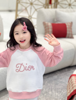 51081 Le sweat-shirt est conçu avec des manches raglan et des épissures roses et blanches. Il a des lettres roses brodées sur la poitrine. Il y a aussi des lettres de Little Bee et D sur le pantalon. 1 51081 Le sweat-shirt est conçu avec des manches raglan et des épissures roses et blanches. Il a des lettres roses brodées sur la poitrine. Il y a aussi des lettres de Little Bee et D sur le pantalon.