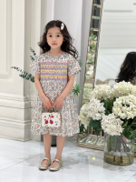 51071 Jupe paysanne torsadée à fleurs--Préparez une jupe paysanne pour l'été ! Le tissu est fait de pur coton peigné haute densité 60 unités, particulièrement agréable au toucher, doux et confortable ~~ Classique LIBE *** petit floral, il s'agit d'un modèle exclusif que nous avons acheté et personnalisé, il n'entrera pas en conflit ~ Utilisé sur la poitrine JING adopte le savoir-faire classique, les petites fleurs sont imprimées numériquement, l'intérieur est une doublure en pur coton et le bouton d'ouverture et de fermeture au dos rend le haut du corps facile à mettre et à enlever, doublant le sentiment de luxe ~ ! Le style de jupe paysanne classique de JING est rétro et élégant ~ 1 51071 Jupe paysanne torsadée à fleurs–Préparez une jupe paysanne pour l’été ! Le tissu est fait de pur coton peigné haute densité 60 unités, particulièrement agréable au toucher, doux et confortable ~~ Classique LIBE *** petit floral, il s’agit d’un modèle exclusif que nous avons acheté et personnalisé, il n’entrera pas en conflit ~ Utilisé sur la poitrine JING adopte le savoir-faire classique, les petites fleurs sont imprimées numériquement, l’intérieur est une doublure en pur coton et le bouton d’ouverture et de fermeture au dos rend le haut du corps facile à mettre et à enlever, doublant le sentiment de luxe ~ ! Le style de jupe paysanne classique de JING est rétro et élégant ~