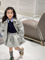 51017 La veste et la jupe portent le logo brodé MIU. La jupe a un motif de bouton, comme une fleur épanouie. Elle est très belle et le haut du corps est parfaitement à la mode ! Si vous aimez le sens du design, ne manquez pas cette veste et cette jupe ! Les hauts sont disponibles en taille adulte, vous pourrez donc les assortir à vos enfants ! ! 1 51017 La veste et la jupe portent le logo brodé MIU. La jupe a un motif de bouton, comme une fleur épanouie. Elle est très belle et le haut du corps est parfaitement à la mode ! Si vous aimez le sens du design, ne manquez pas cette veste et cette jupe ! Les hauts sont disponibles en taille adulte, vous pourrez donc les assortir à vos enfants ! !