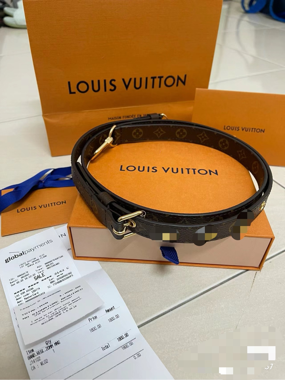 Shoulder strap with detailed stitching