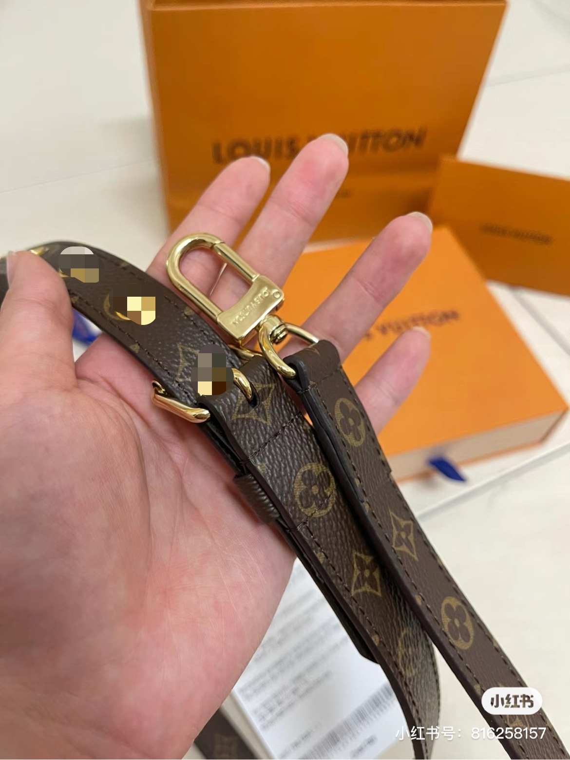 Adjustable length shoulder strap