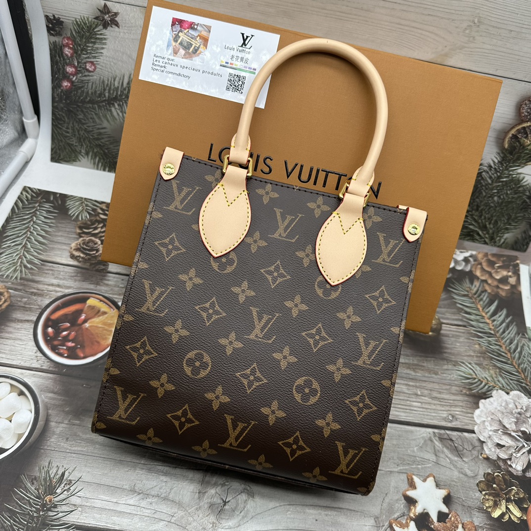 Elegant leather crossbody bag - front view