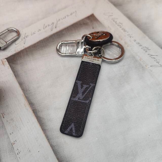 Side view of the metal keychain