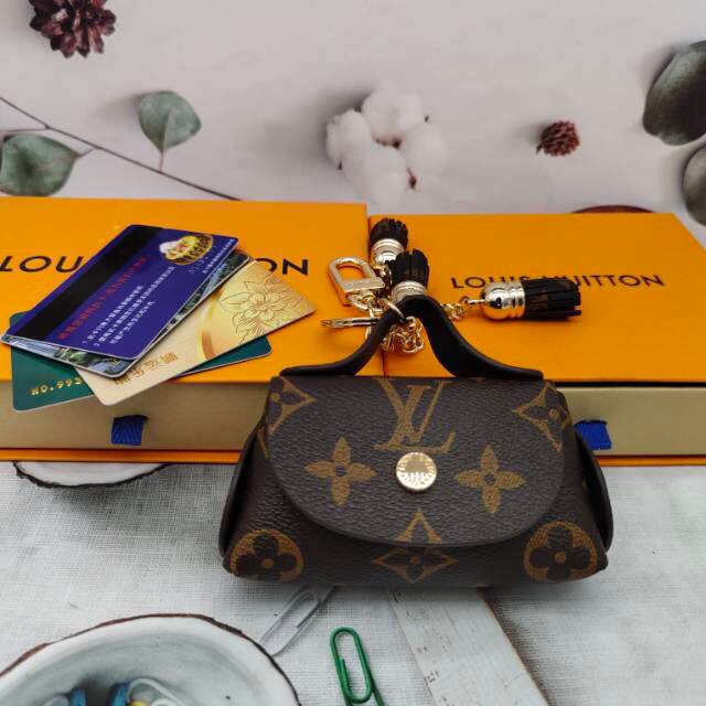 Small Leather Coin Purse - Close up of the closure