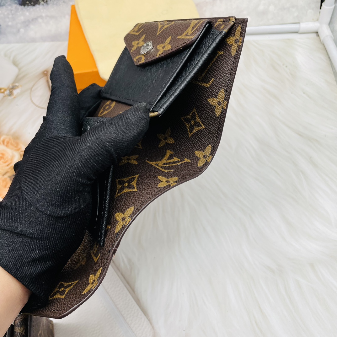 Leather bifold wallet stitching detail