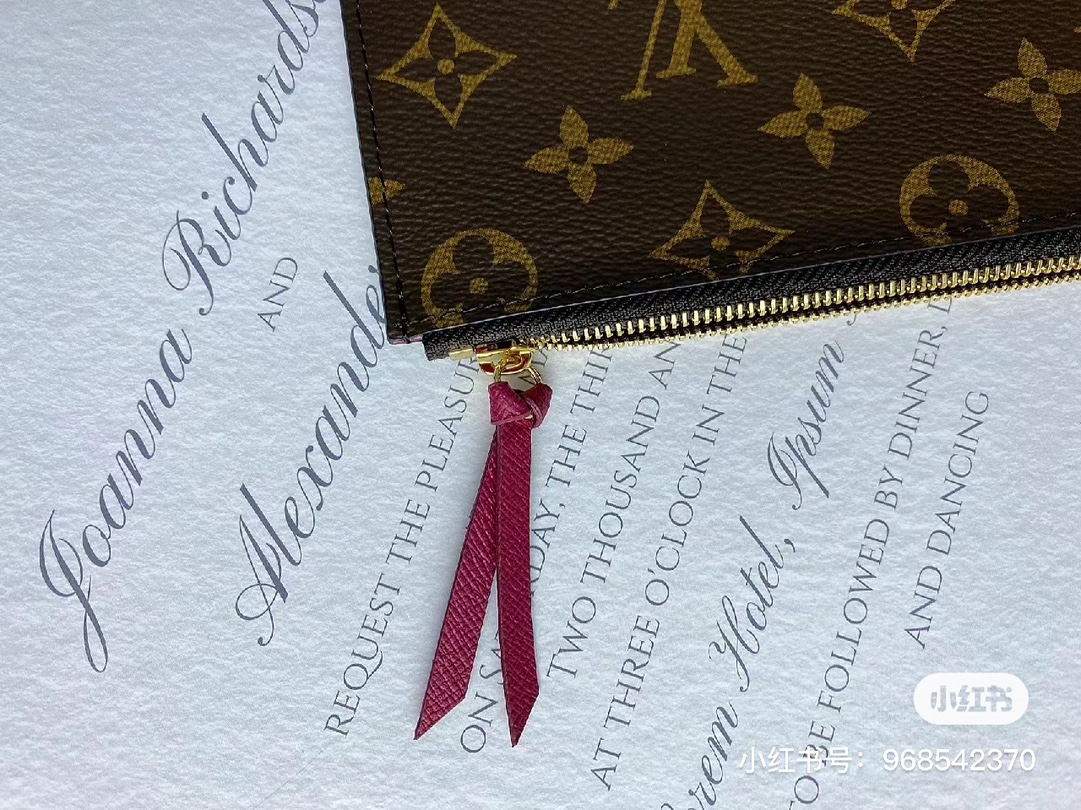 Different styles and colors of the leather wallets