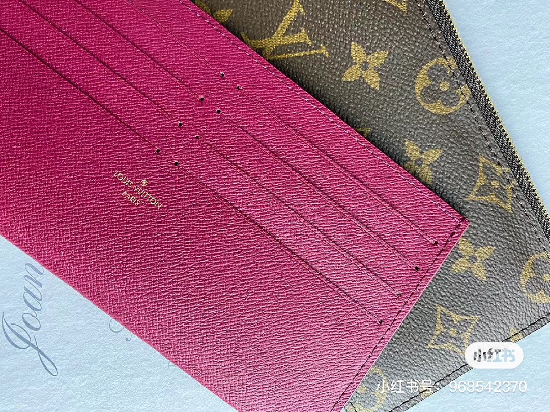 The gift box and packaging of the leather wallet set