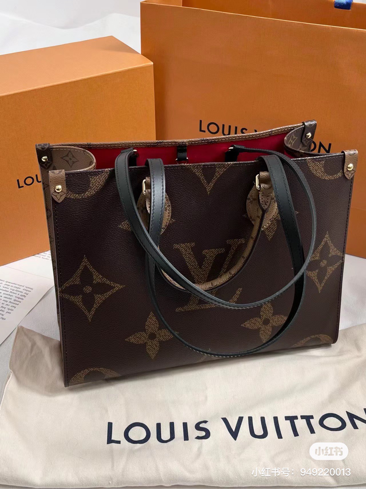 Front view of the premium 35cm gift box, closed.