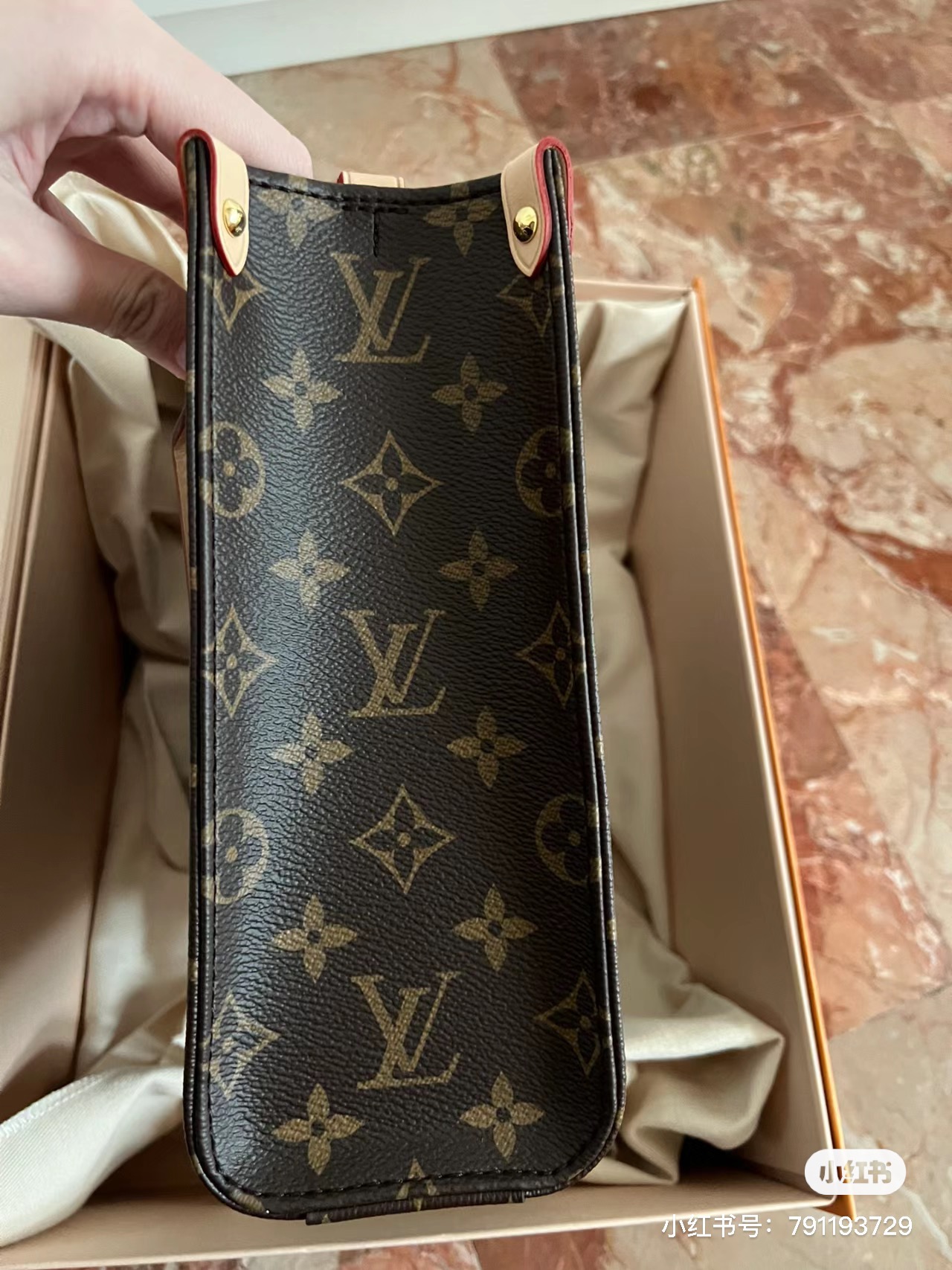 Crossbody Bag - Hardware Close-up