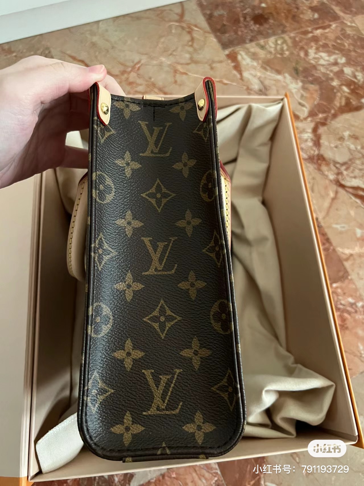 Elegant Leather Crossbody Bag - Back View