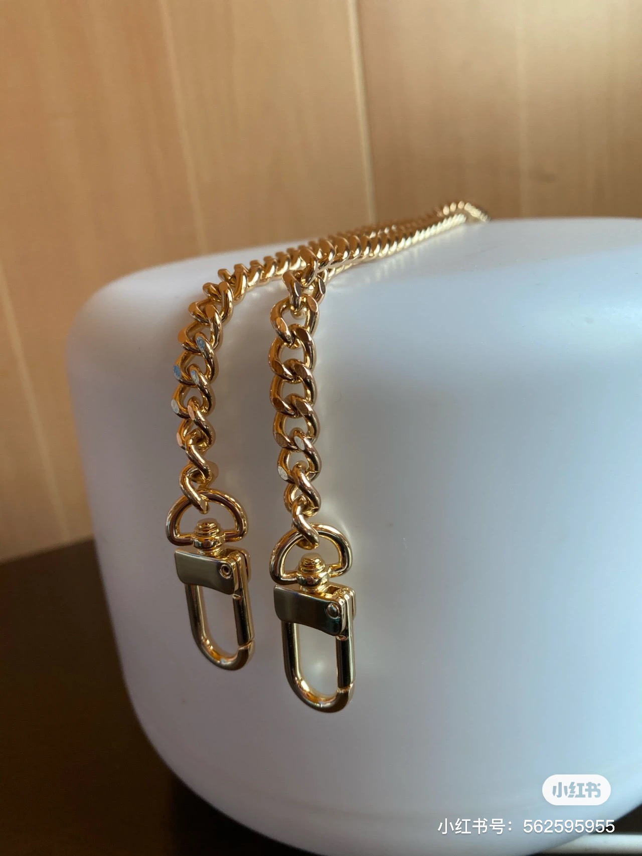 Metal chain shoulder strap detail