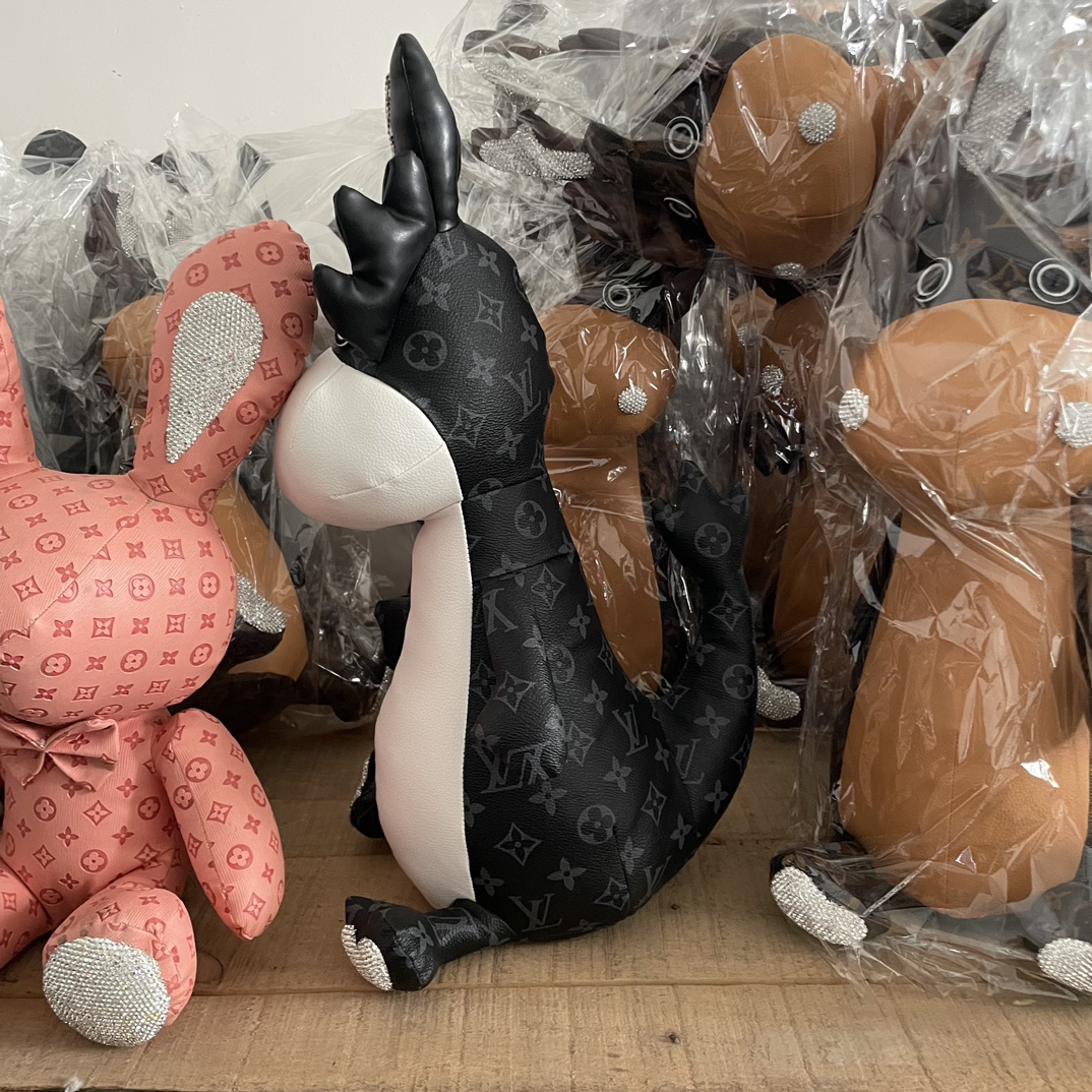 Bulldog handbag filled with items.