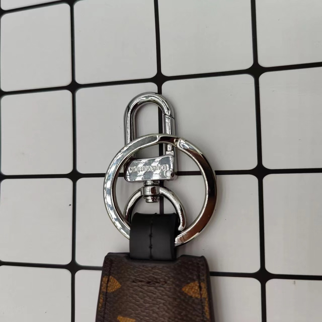 Keyring detail of the leather keychain