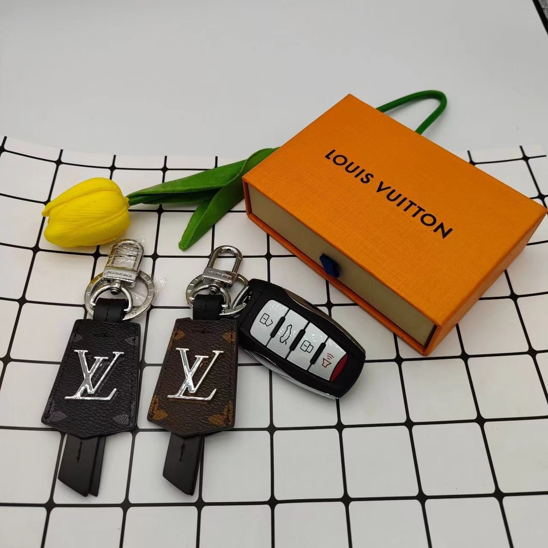 Branding detail on the leather keychain