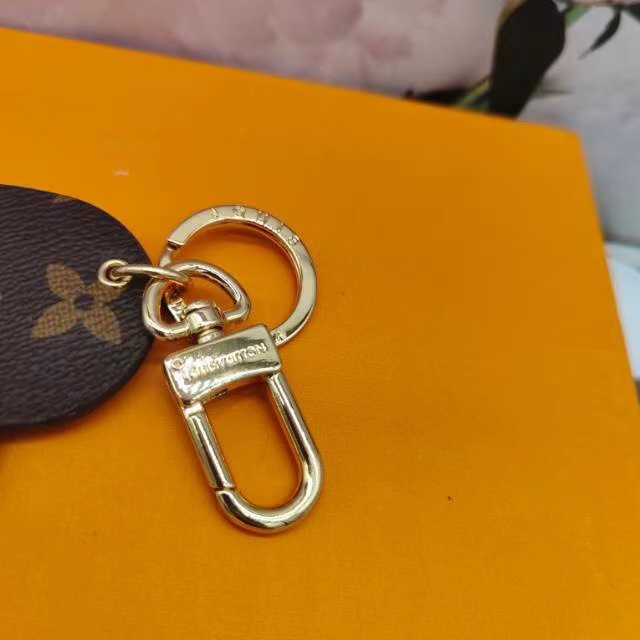 Heart-shaped leather keychain gift box