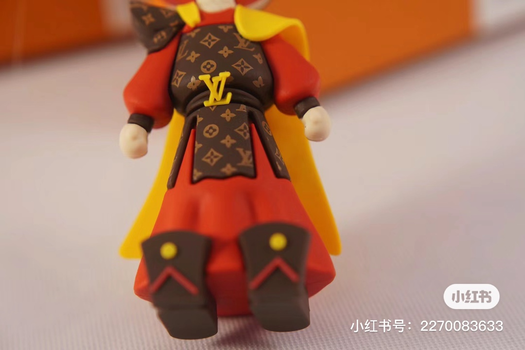 Dragon keychain with and without box packaging