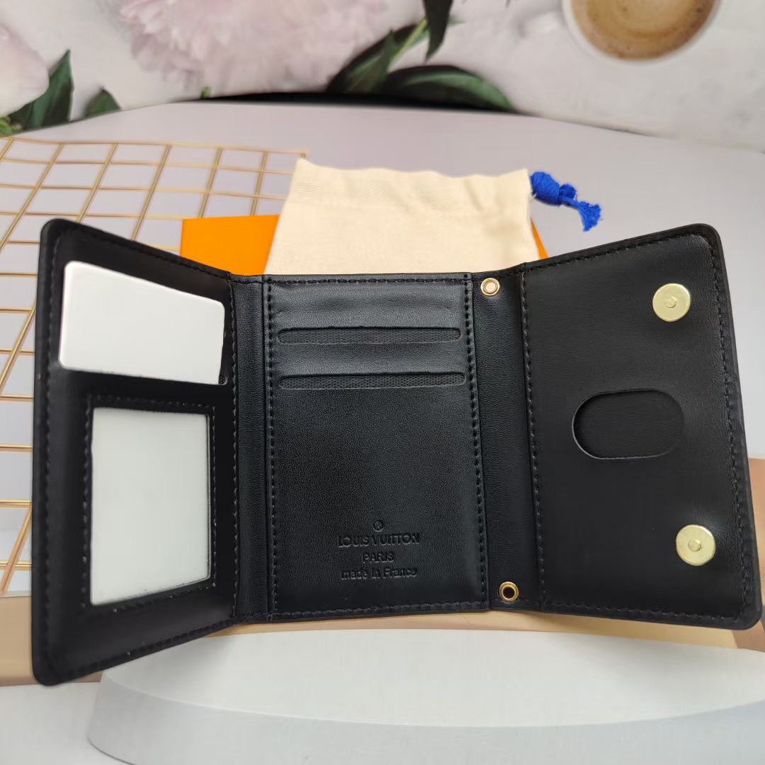 Leather card holder in 3-fold configuration