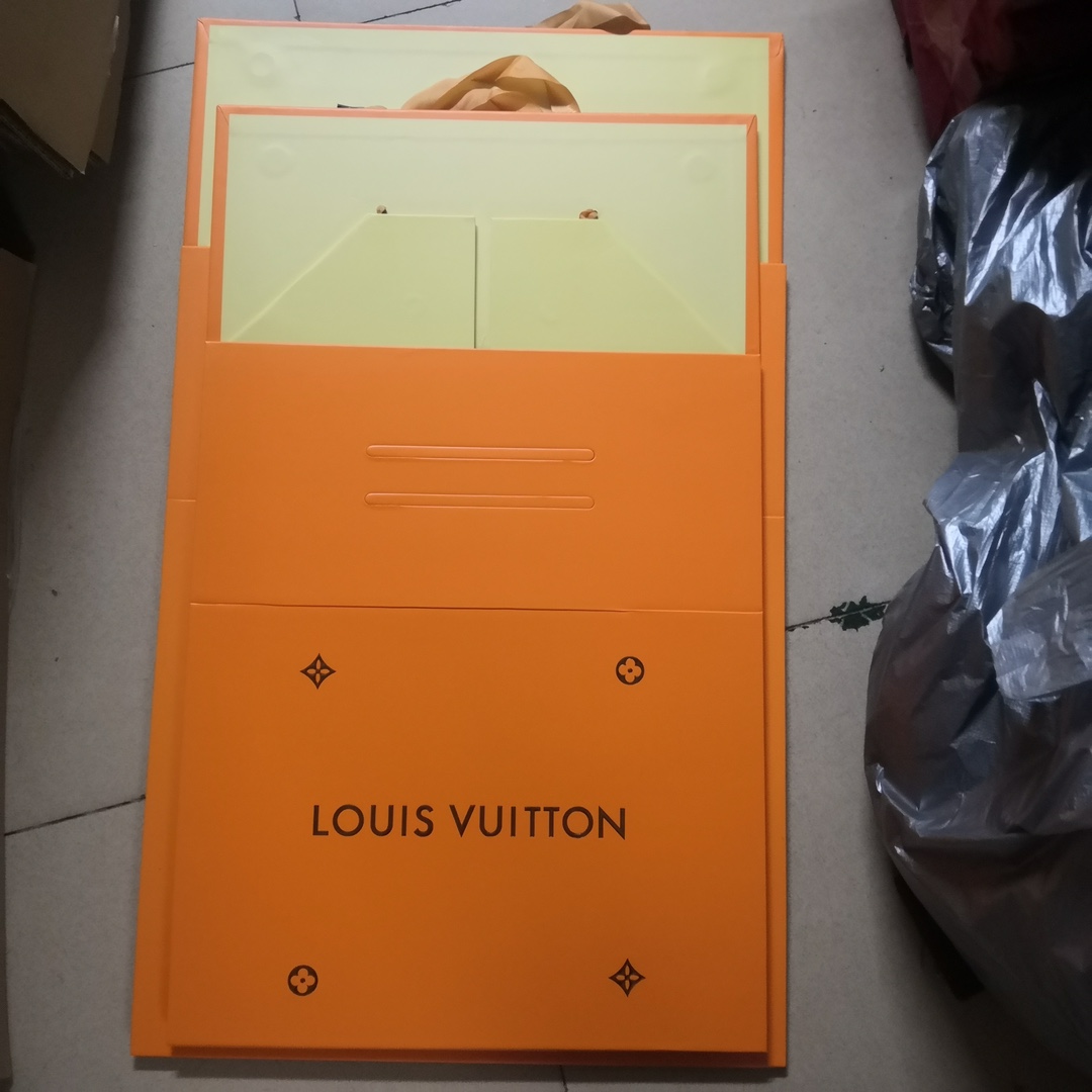 Leather gift box with handbag