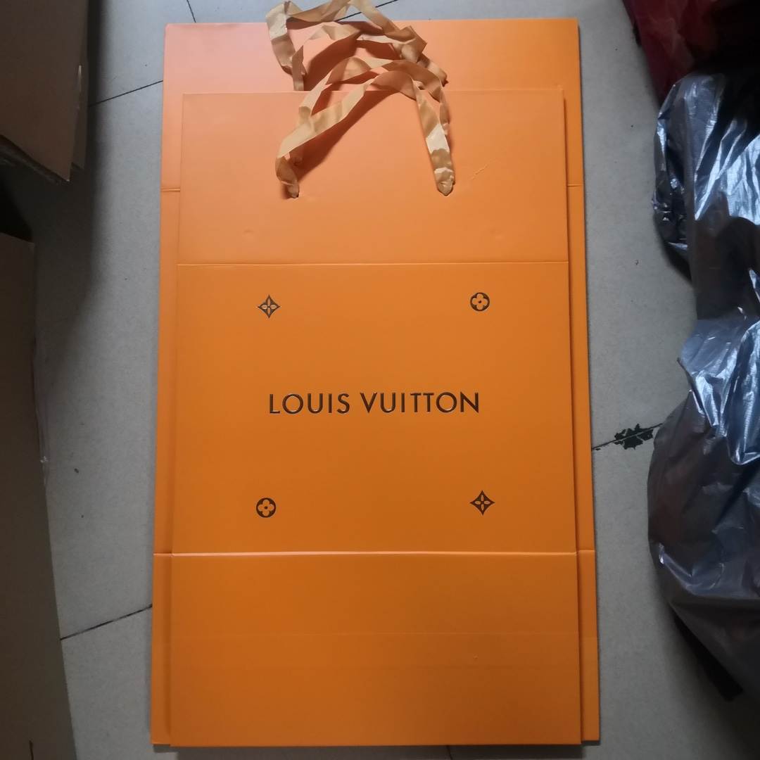 Leather gift box with accessories