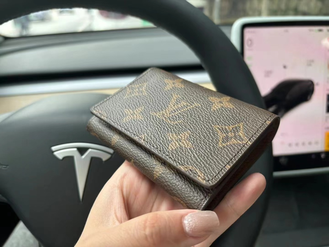 Front view of a genuine leather card holder
