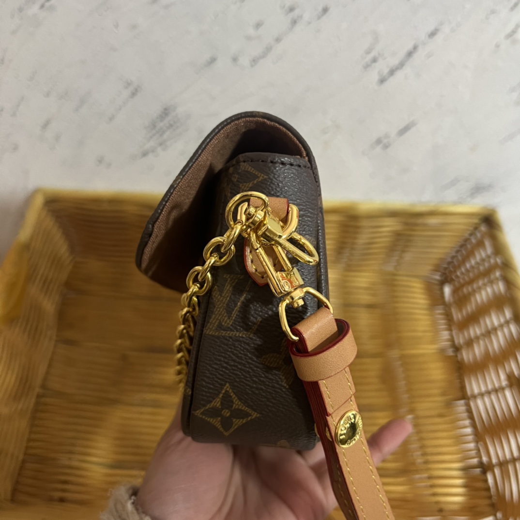 Luxury leather crossbody bag strap detail