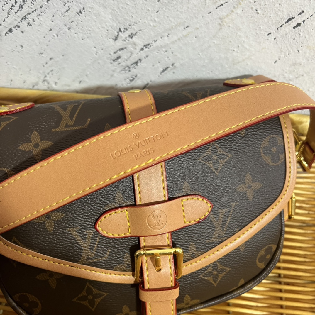 Leather crossbody bag hardware detail