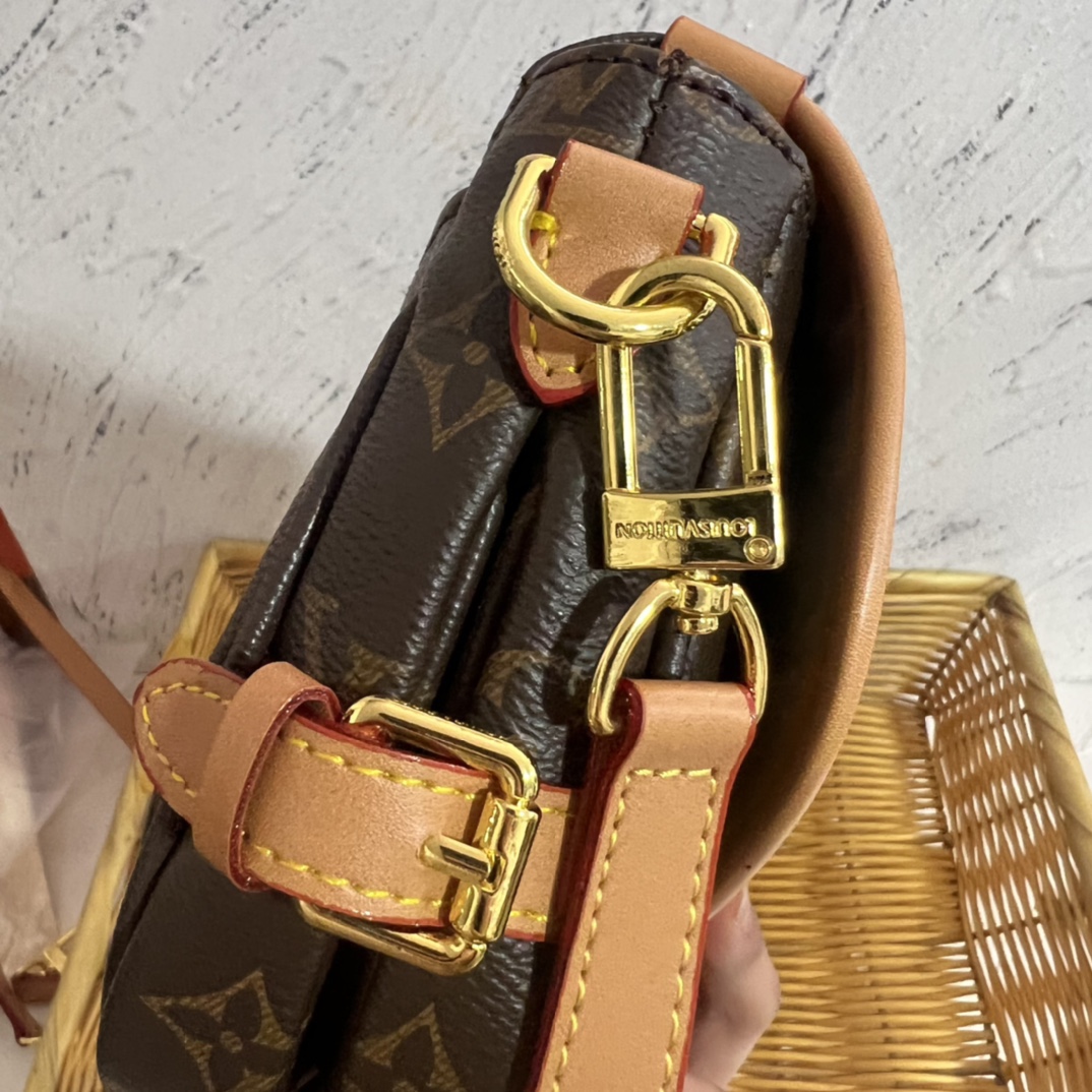 Crossbody bag interior compartment