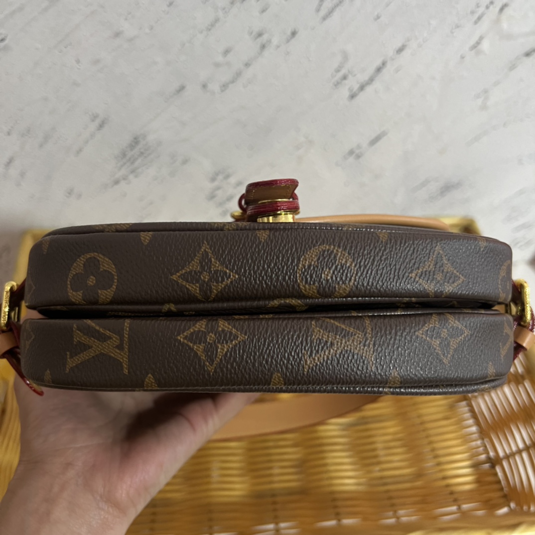 Leather crossbody bag in use