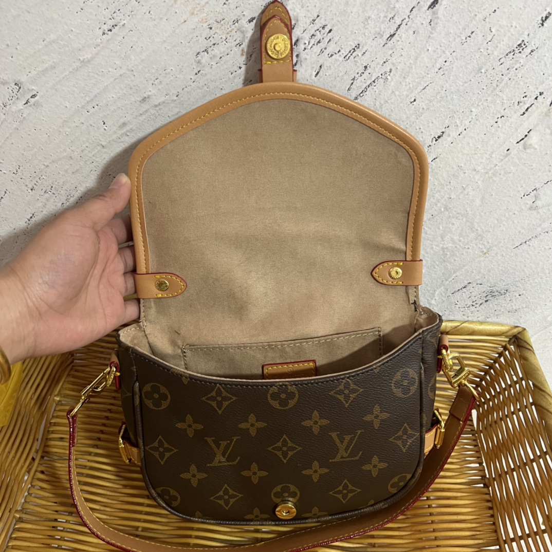 Adjustable leather crossbody strap