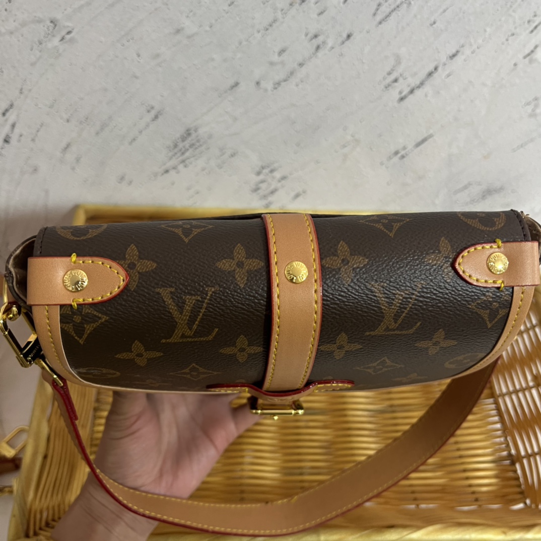 Leather crossbody bag side profile