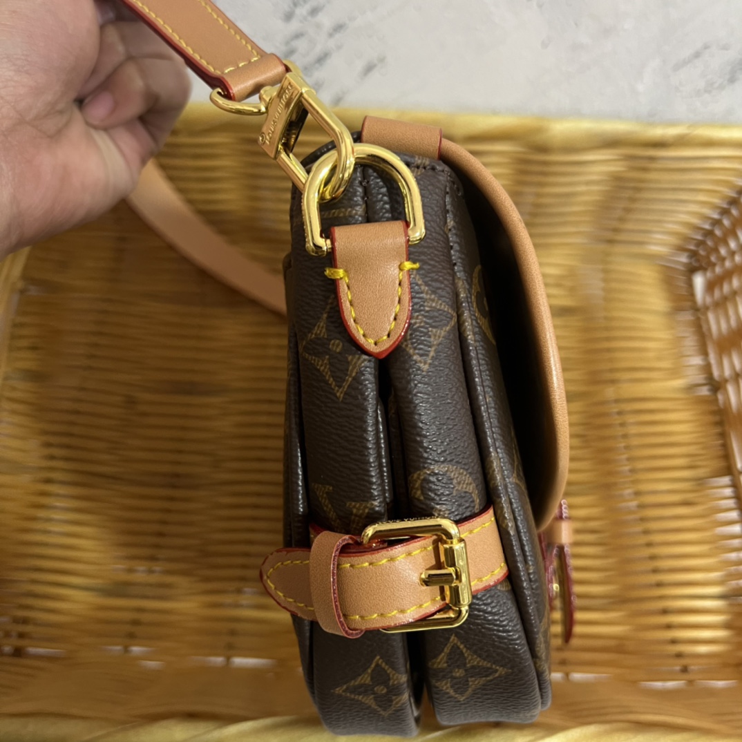 Leather crossbody bag with an outfit