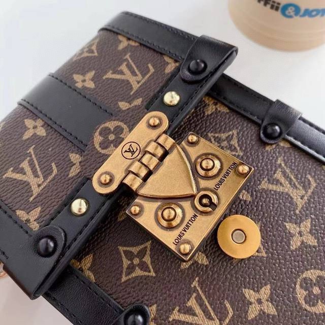Side profile view of the chain crossbody phone bag