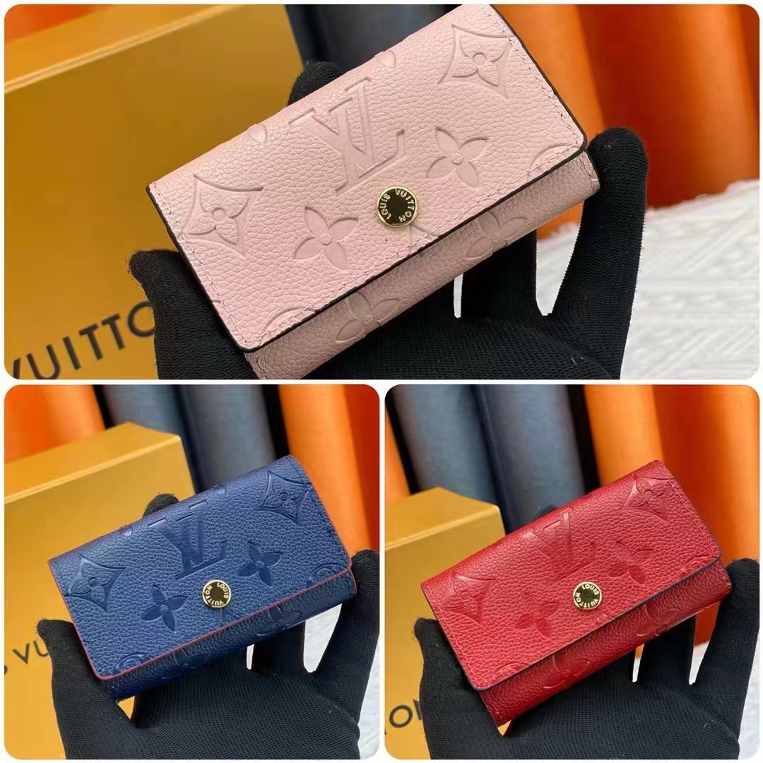 Genuine leather keychain with keys
