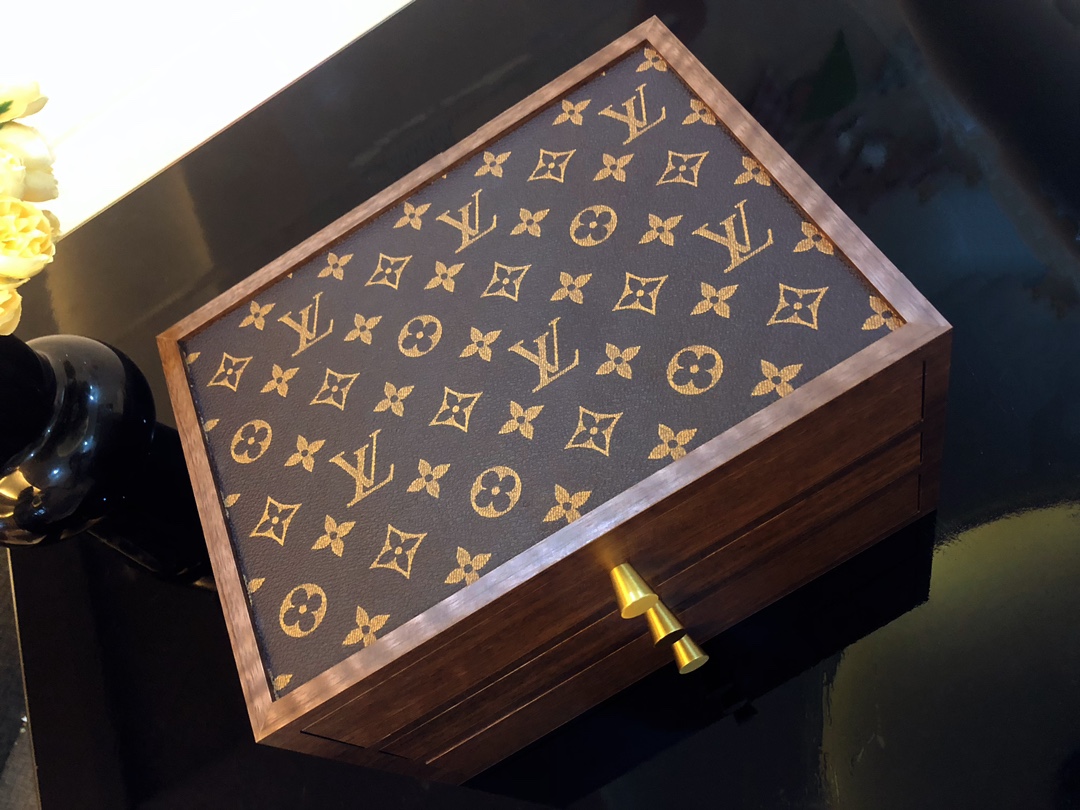 3-Tier jewelry organizer, close-up texture