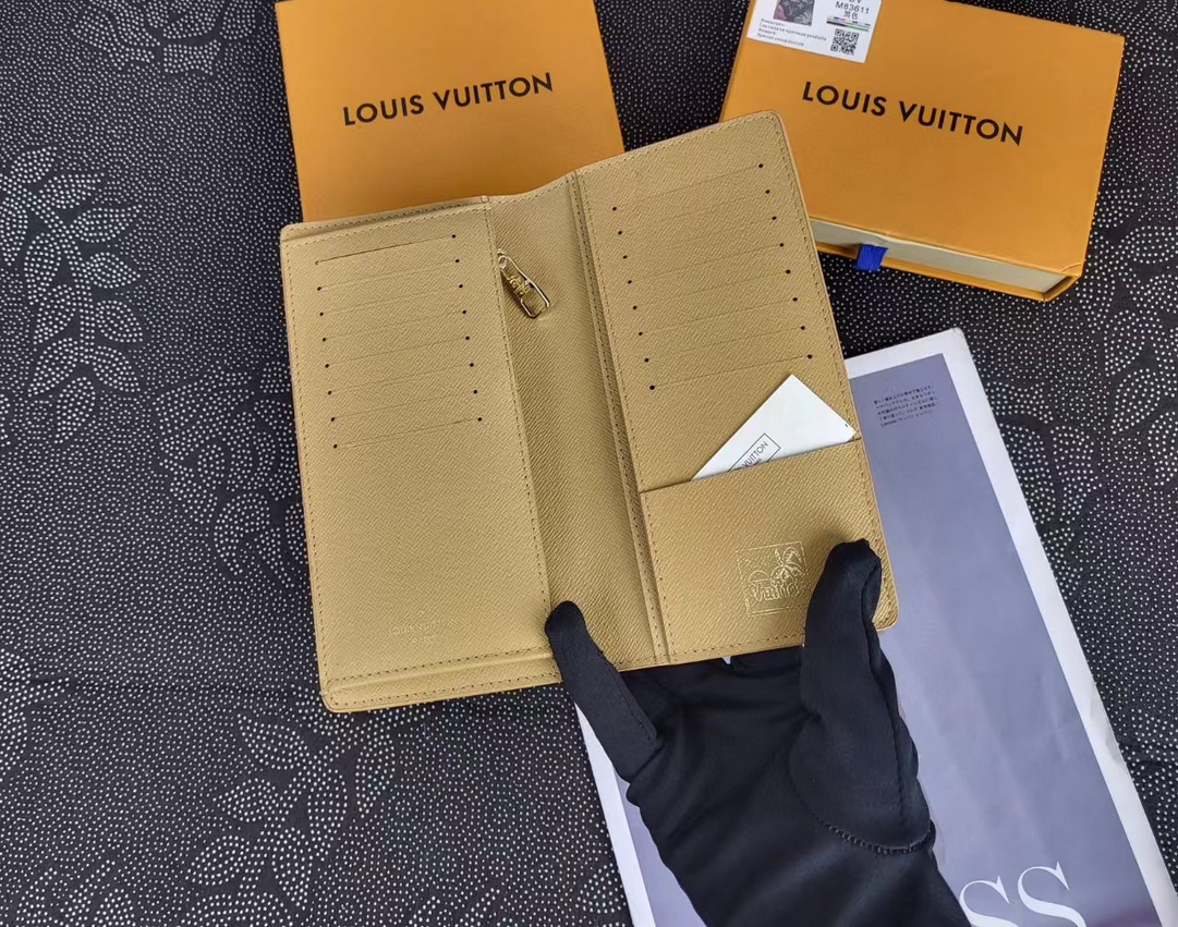 Slim leather card holder inside