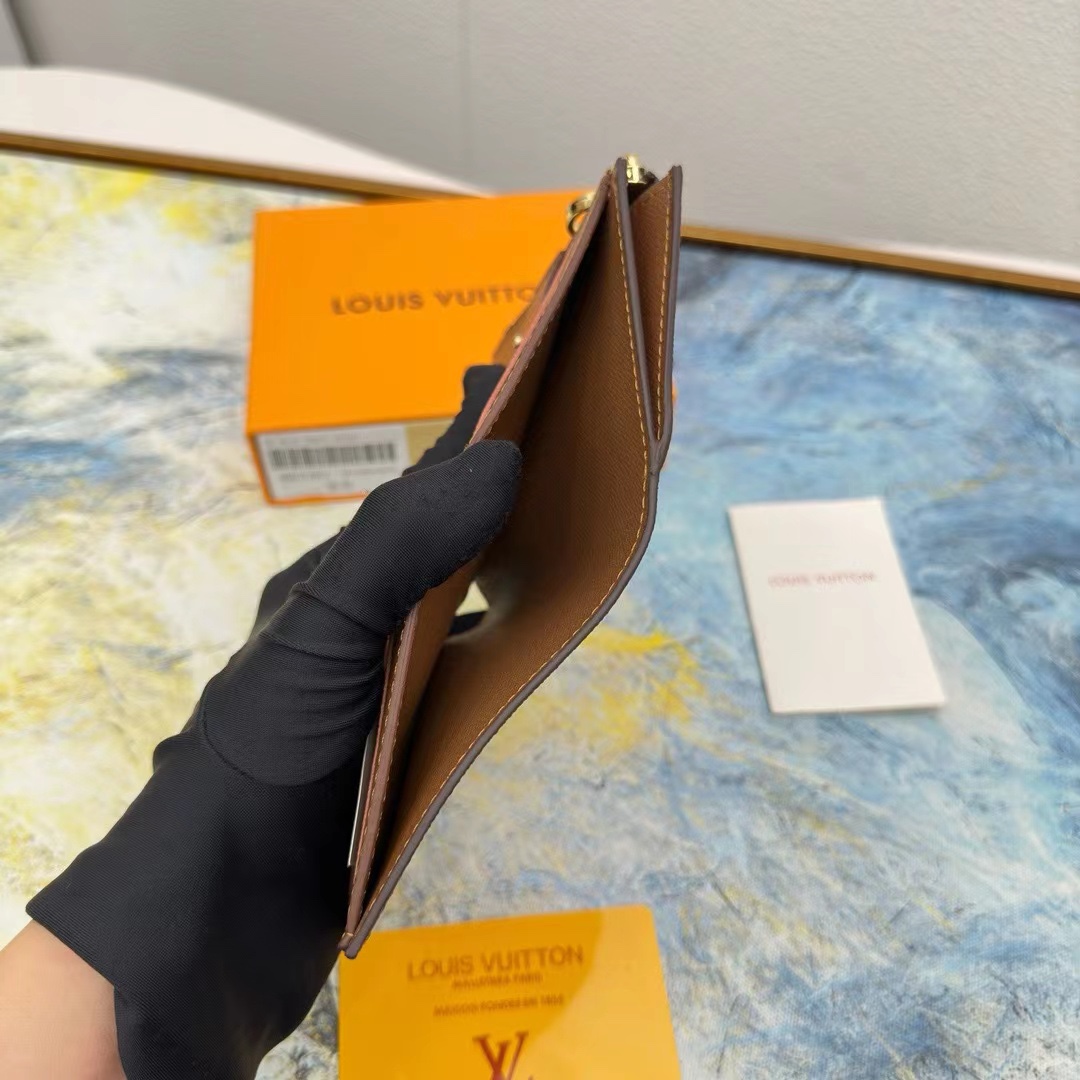 Leather card holder product in use