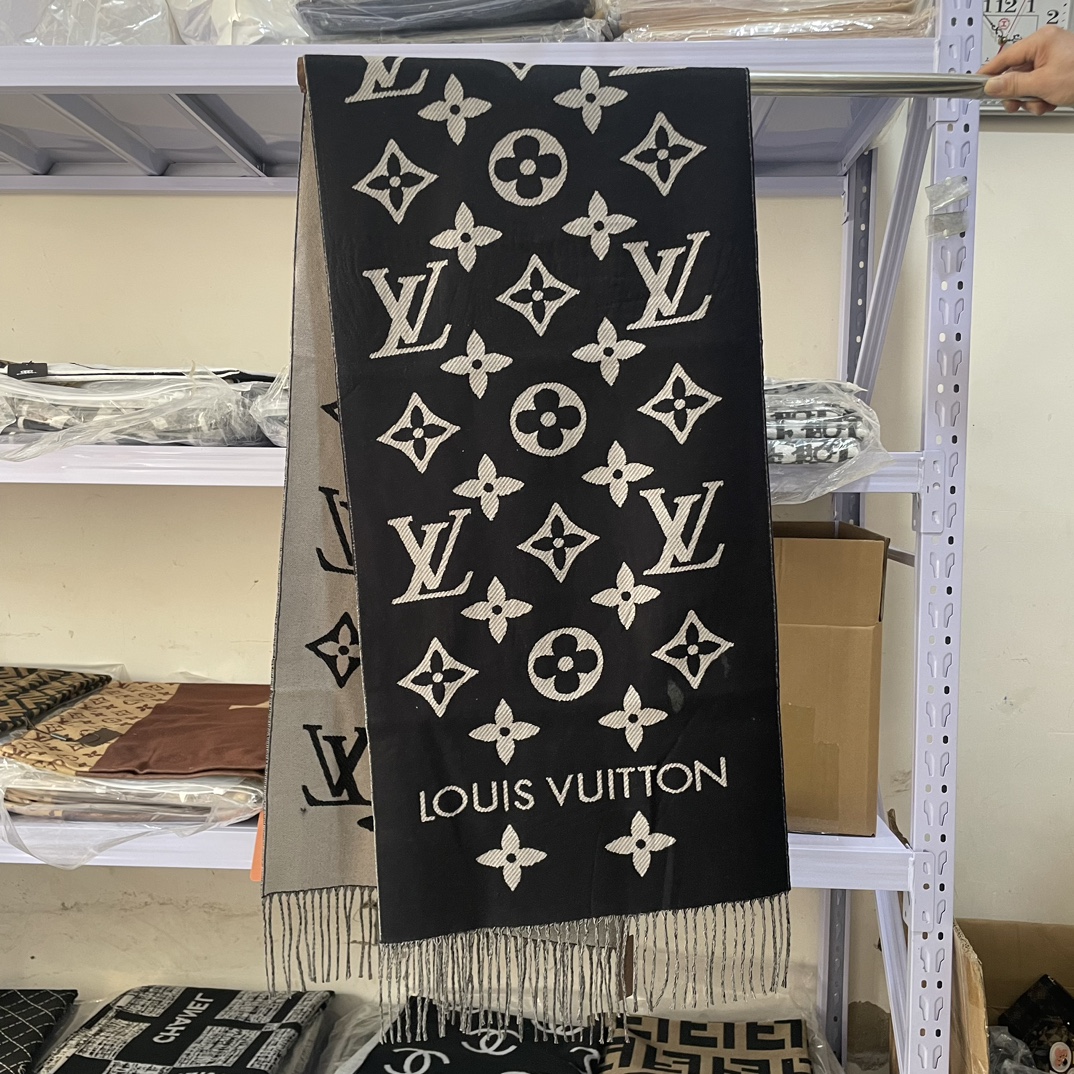 designer scarf detail