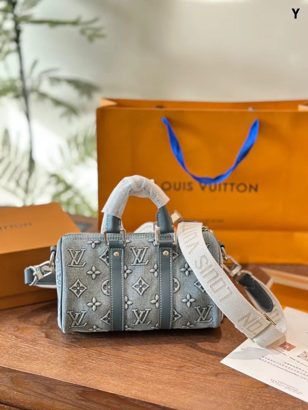 Elegant leather crossbody bag front view