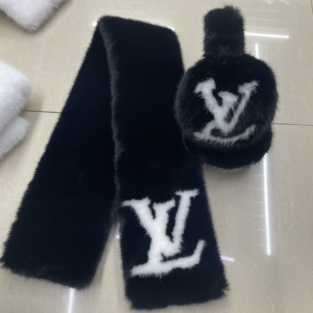 Scarf Set - Headband Detail Detail of the headband