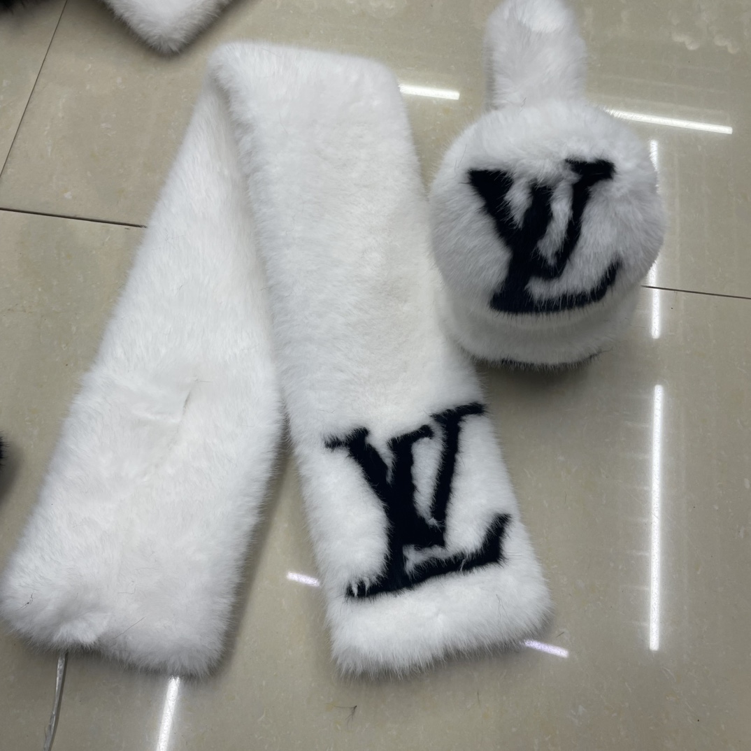 Scarf Set - Ear Muffs Detail Detail of the ear muffs