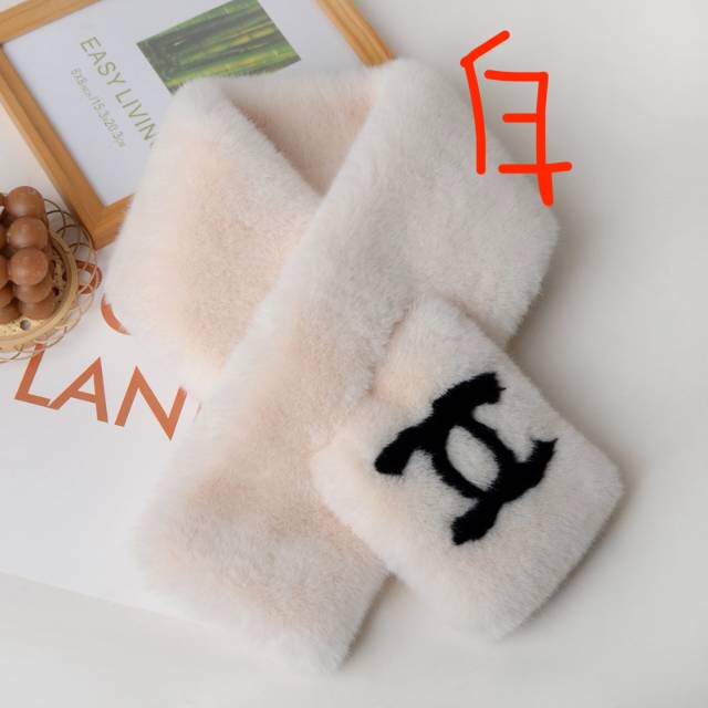 Detailed pattern and color of patterned scarf