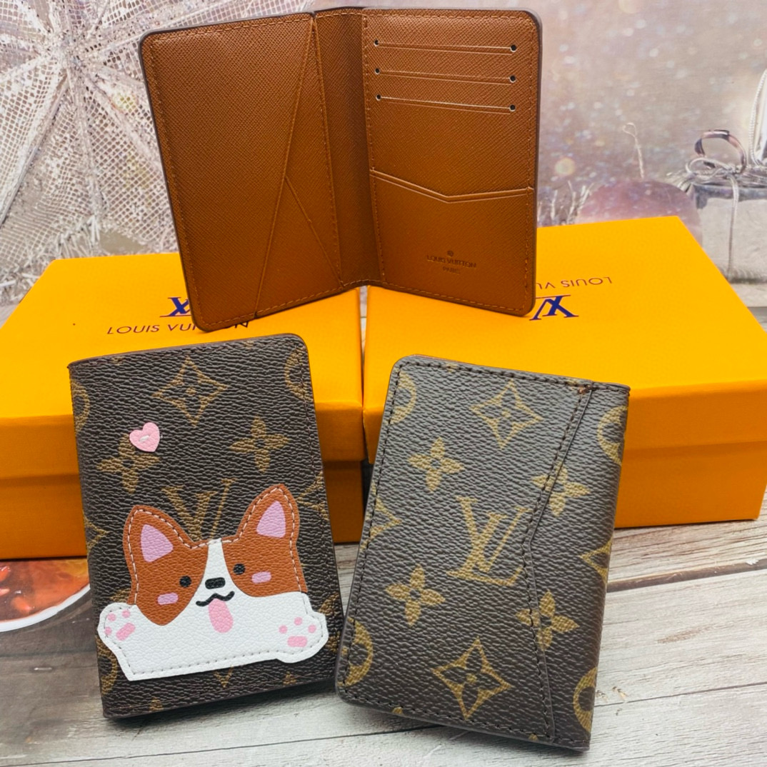 Leather card holder in hand