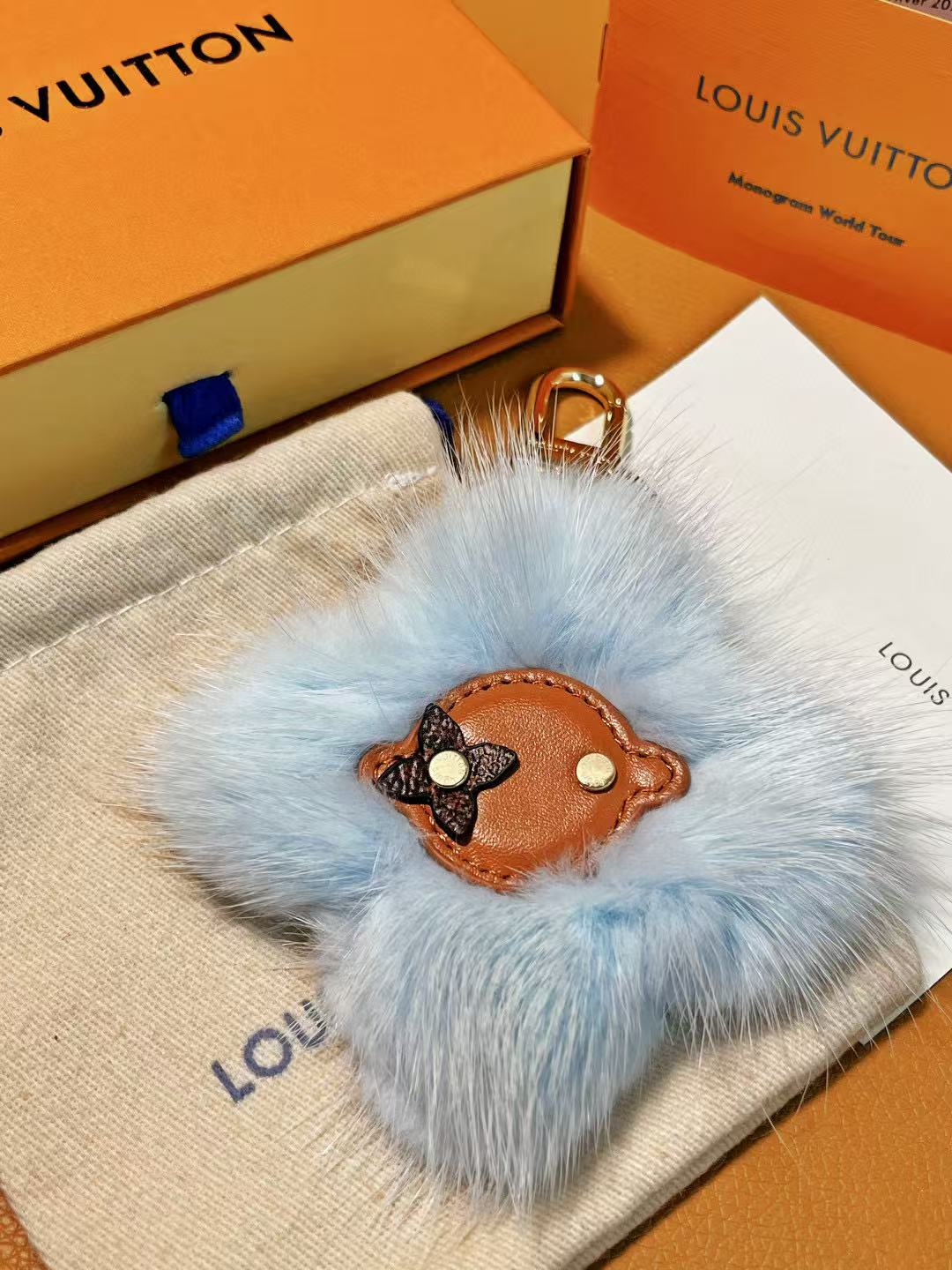 Leather keychain holding keys