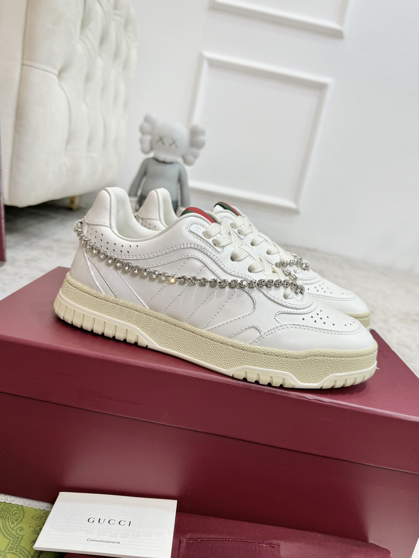 NO:409913,Female, Male, Gucci white shoes, original copy of the purchasing agent version, one to one model opening IP lightweight bottom!  Upper calfskin, inner water dyed sheepskin, footbed cowhide full package Highest version Size: Women 35-40 Men 39-45, Casual shoes/sports shoes, gucci, sneakers, cowhide, sheepskin19860909女 男 全网首发 Gucci小白鞋,代购版原版复刻一比一开模IP轻料底！鞋面小牛皮,内里水染羊皮,垫脚牛皮全套包装 最高版本 码数:女35-40 男39-45,,休闲鞋/运动鞋,gucci,sneakers,cowhide,sheepskin,Women's Shoes