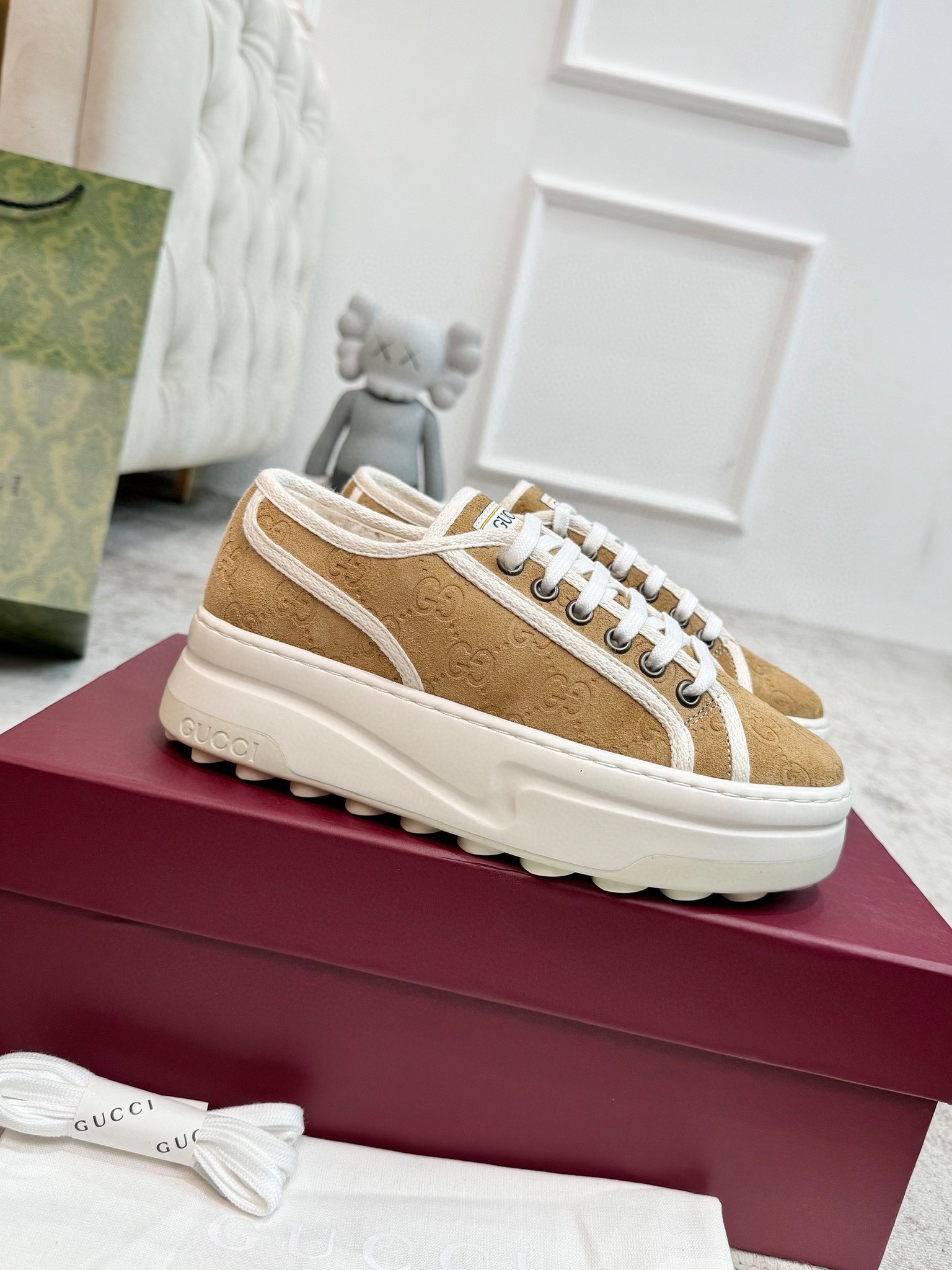 NO:558668,The new 1977 thick-soled furry shoes keep her warm this winter [turn around][turn around][turn around] embossed grade A cow suede custom lamb curls latest red packaging female 35-40 (34, 41 can be customized) male 39-44 (45 can be customized) female 290, male, casual shoes/sports shoes, sneakers198609091977厚底毛毛鞋上新穿上她这个冬天暖洋洋[转圈][转圈][转圈] 压纹A级牛反绒 定制羊羔卷毛 最新红色包装 女35-40（34、41可定）男39-44（45可定） 女290,男,休闲鞋/运动鞋,sneakers,Women's Shoes