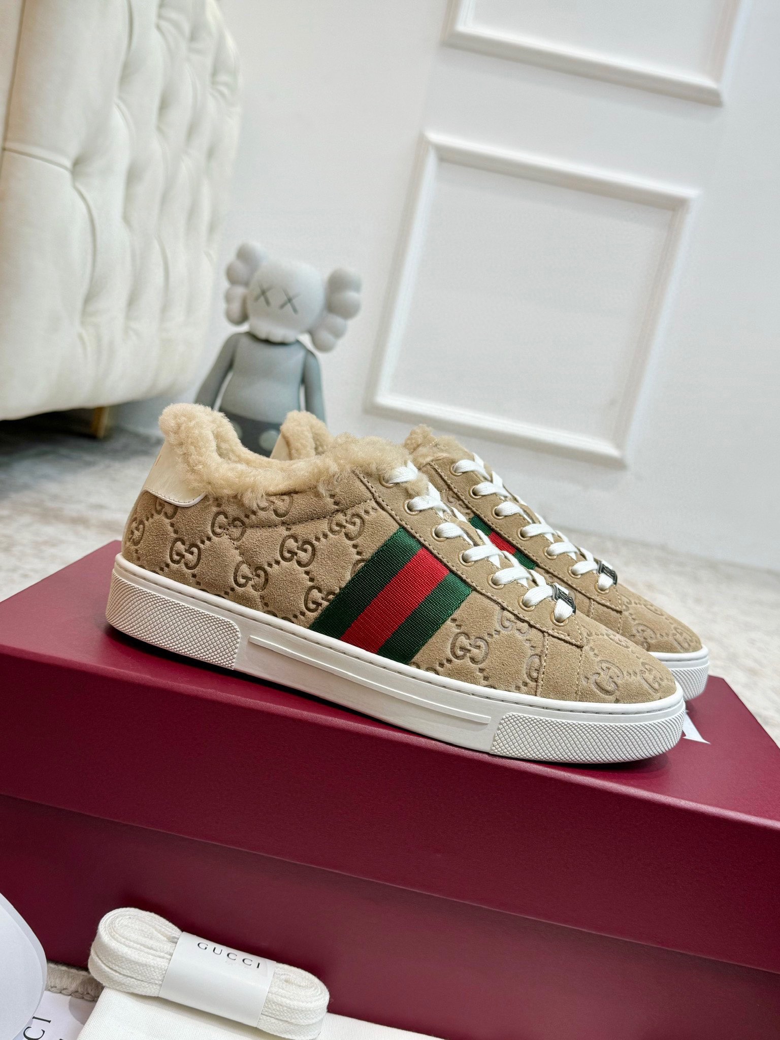 NO:556264,Gucci's new fur shoes will keep her warm this winter [turn around][turn around][turn around] Embossed A-grade cow suede Customized lamb curls Latest red packaging Female 35-40 (34, 41 can be customized) Male 39-44 (45 can be customized) Female, male, gucci19860909古驰毛毛鞋上新穿上她这个冬天暖洋洋[转圈][转圈][转圈] 压纹A级牛反绒 定制羊羔卷毛 最新红色包装 女35-40（34、41可定）男39-44（45可定） 女,男,,gucci,Men's shoes