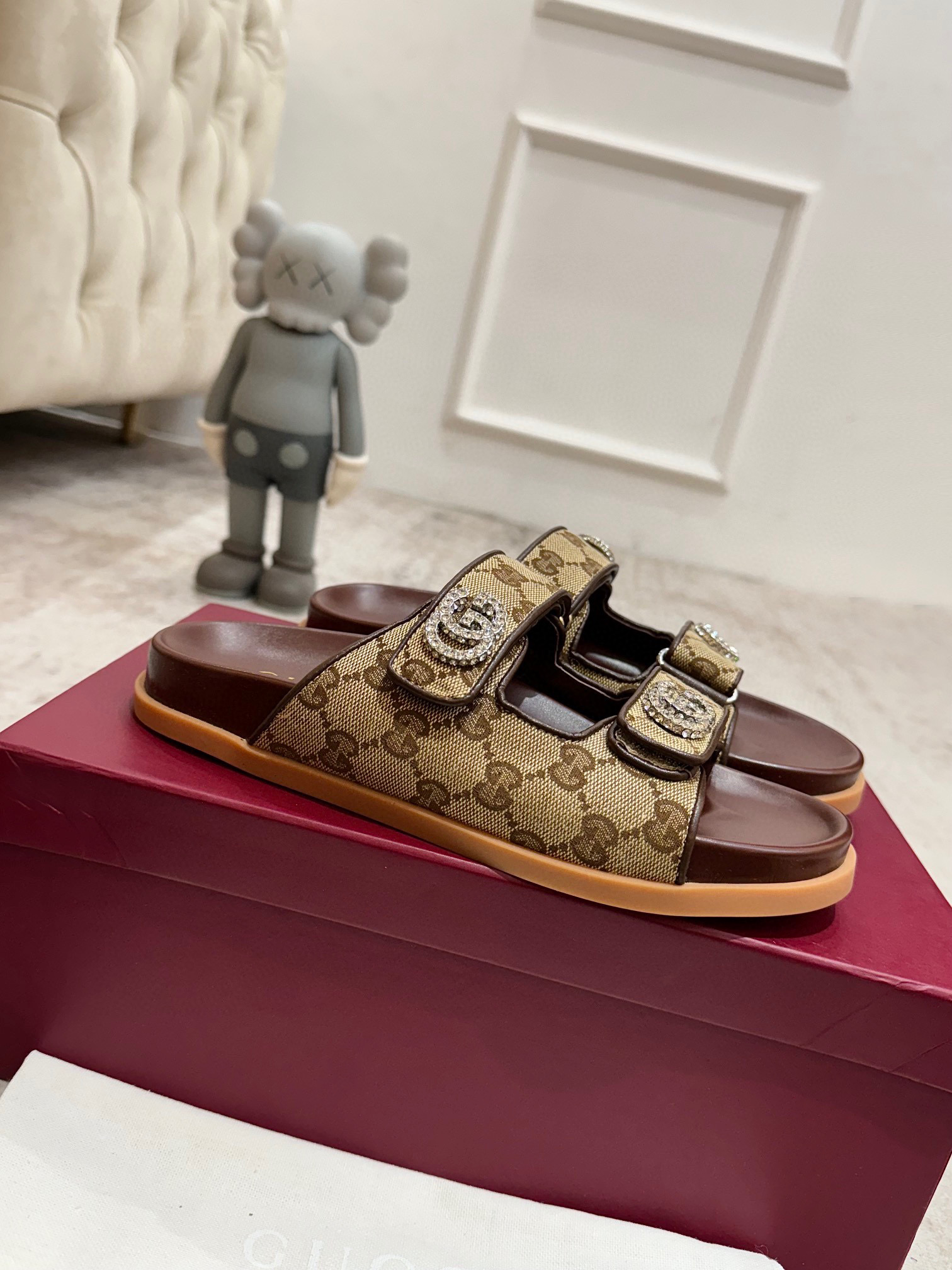 NO:409967,Gucci new model, new welfare new product thick-soled GuCci interlocking embroidered large G horizontal belt mules, the official website is synchronized, the original version is copied one by one, the highest version is all the same as YB, and the product is made all year round. The fabric is imported G G embossed suede deer leather, inner water dyed cowhide leather leather, size.  35-41 Women 4041 Customized No Returns and Exchanges) Outsource.  Original mold GG letter rubber sole + 2 cm water table Packaging full set of encore red original packaging, slippers, gucci, gucci, slippers, cowhide19860909古驰新款上新福利新品厚底GuCci互扣式刺绣大G横带穆勒鞋 官网同步,原版一比一复制,最高版本所有材质细节均与YB一致 常年做货. 面料进口G G压纹绒面鹿皮 内里水染牛皮皮里 尺码 ．35-41女4041定制不退换） 大底．原版模具GG字母橡胶底+ 2厘米水台 包装全套安可拉红色原版包装,拖鞋,gucci,gucci,slippers,cowhide,Women's Shoes